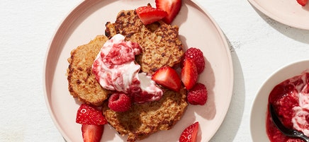 Overnight oat pancakes with berries