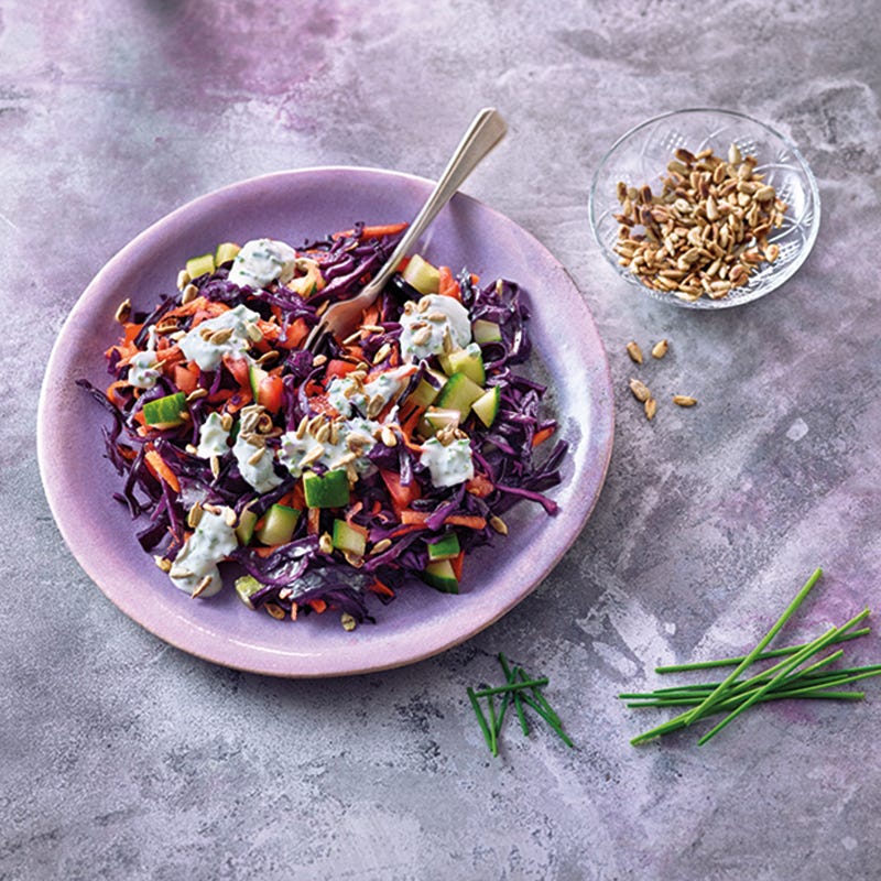 Foto van Rodekoolsalade met zonnebloempitten door WW