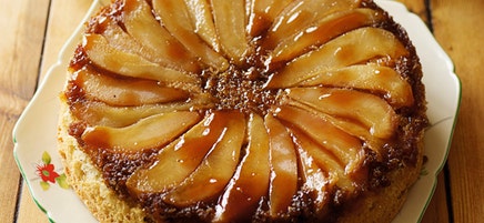 Gâteau caramélisé aux poires et noix de pécan