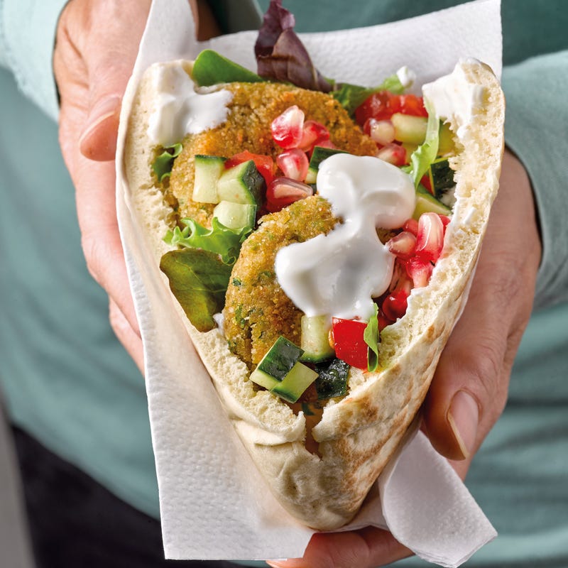 Foto van Pitabroodjes met falafel en granaatappel door WW