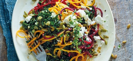 Spaghetti van pompoen en rode biet met boerenkool en feta
