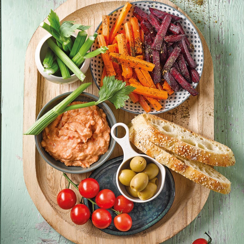 Foto van Groenteplankje met brood en paprika-bonendip door WW