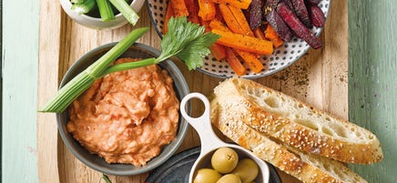 Groenteplankje met brood en paprika-bonendip