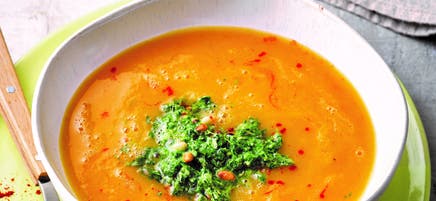 Pompoensoep met kruidenpesto