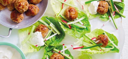 Kruidige kipballetjes in slawraps