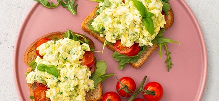 Rôtie à la salade aux œufs aux fines herbes