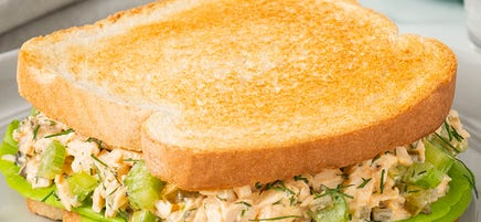 Sandwich à la salade de poulet épicée