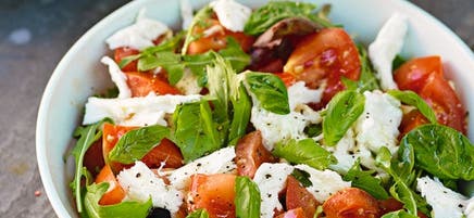 Salade de tomates à la mozzarella et au basilic