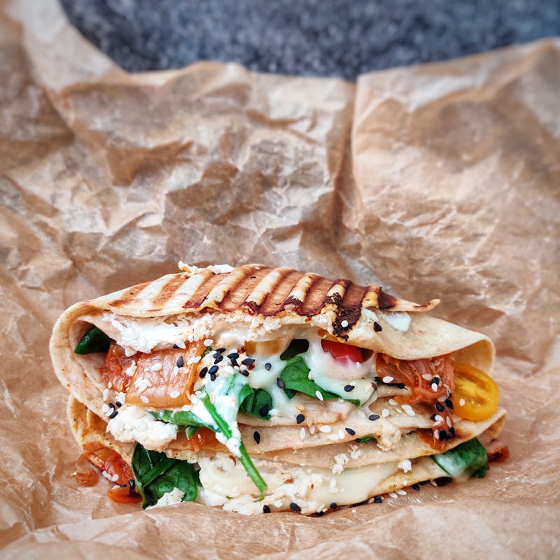 Gegrillter Wrap mit Spinat und Käse