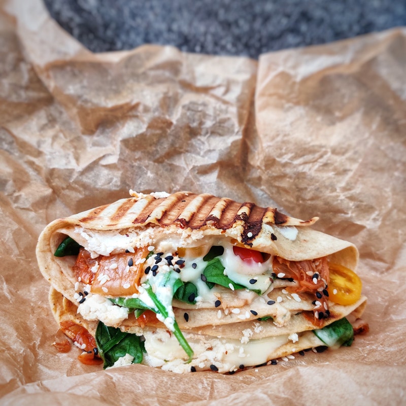 Gegrillter Wrap mit Spinat und Käse