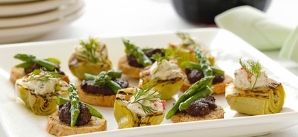 Canapés aux olives et asperges
