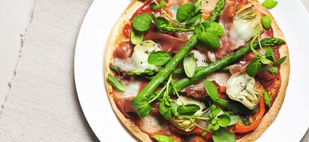 Pizza au jambon, aux asperges et artichauts