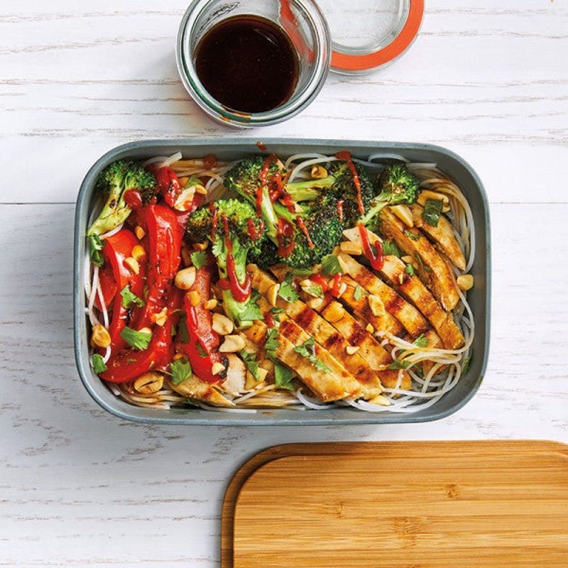 Photo de Bol de poulet et de légumes à l’asiatique avec nouilles de riz par WW