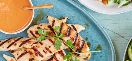 Poulet saté avec sauce aux arachides et salade de concombre