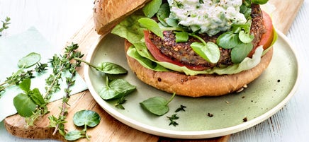 Burgers végétariens et salade de fèves