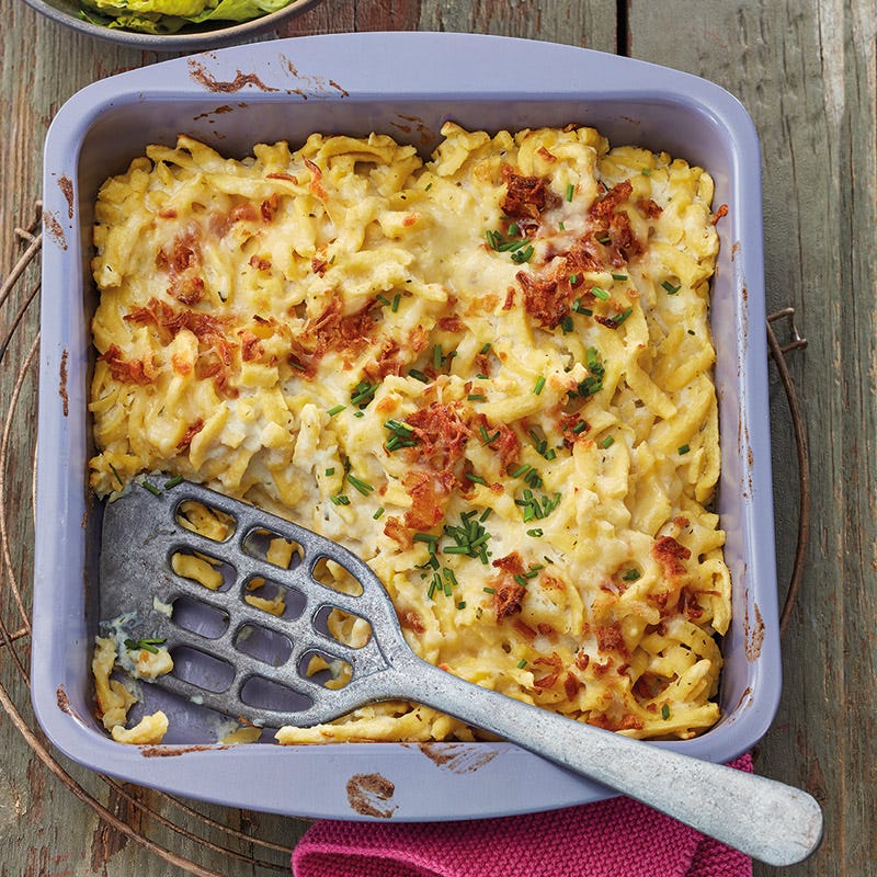 Käsespätzle-Blumenkohl-Auflauf mit Salat
