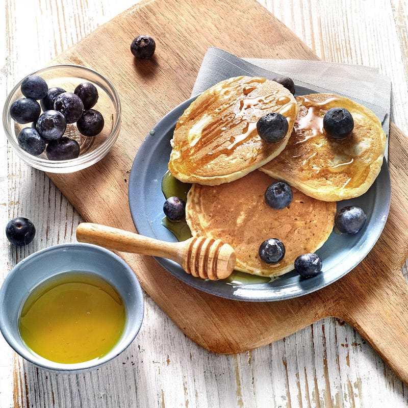 Pancakes à l’américaine au miel au yaourt et aux myrtilles
