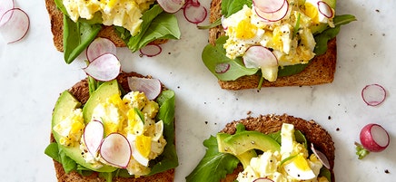 Mackor med krämiga ägg och avokado
