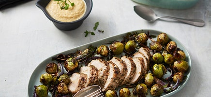 Kalkonstek med rostad brysselkål och krämig rotfruktssås
