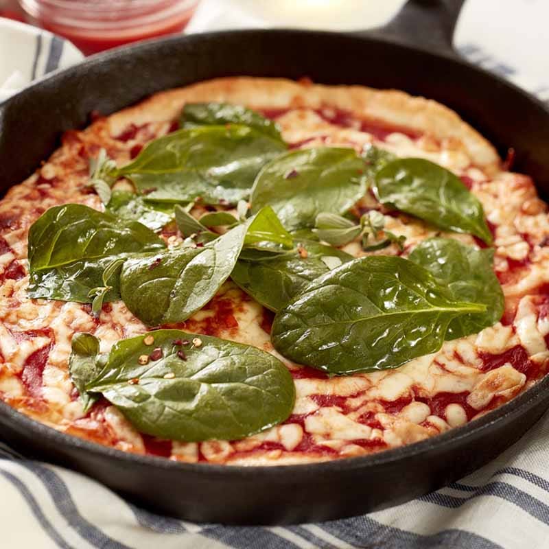 Photo de Pâte à pizza à 2 ingrédients dans une poêle en fonte par WW