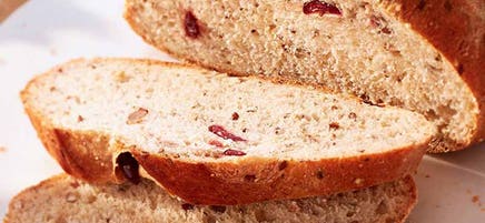Pain aux canneberges et aux noix fait avec de la farine biologique
