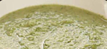 Soupe aux brocolis et épinards avec sauce gremolata