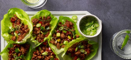 Slawraps met pittig gehakt en groenten