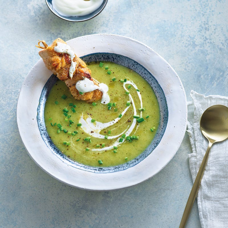 Kartoffel-Broccoli-Suppe mit Hähnchenspießen