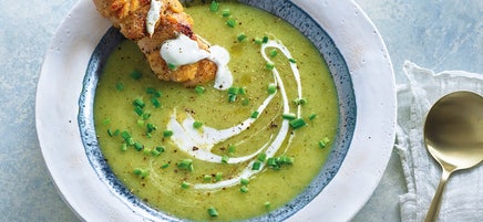 Soupe de pommes de terre et brocoli avec brochettes de poulet