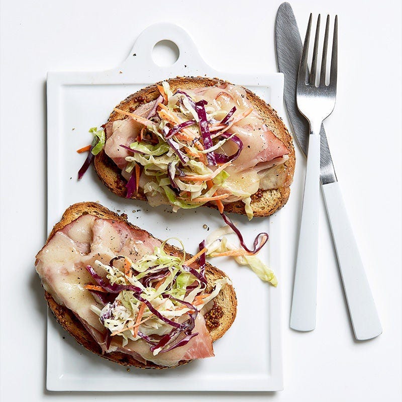 Photo de Croque-monsieur au jambon et au fromage fondu avec salade de chou par WW