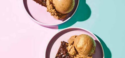 Brownies à la mode avec crème glacée de banane aux arachides et au chocolat