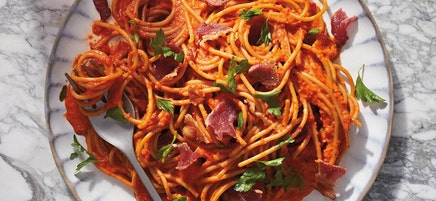 Spaghetti with Red Pepper Sauce and Bacon