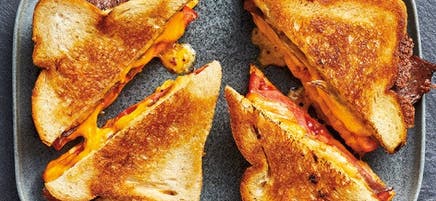 Sandwich grillé au fromage classique avec bacon et tomate