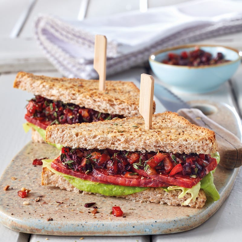 Foto van Sandwich met chorizo en paprika-olijventapenade door WW