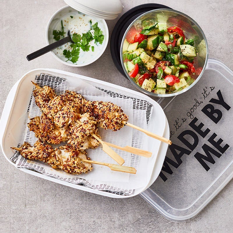 Pouletspiesse mit Limettendip und Grurkensalat