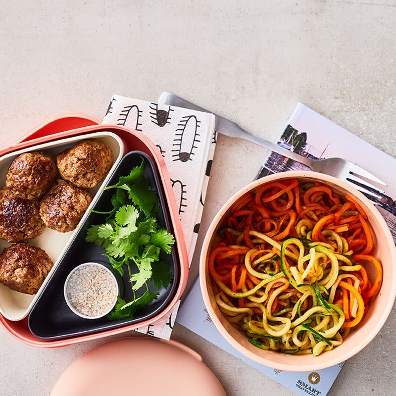 Glasierte Sesam-Fleischbällchen mit Zoodles