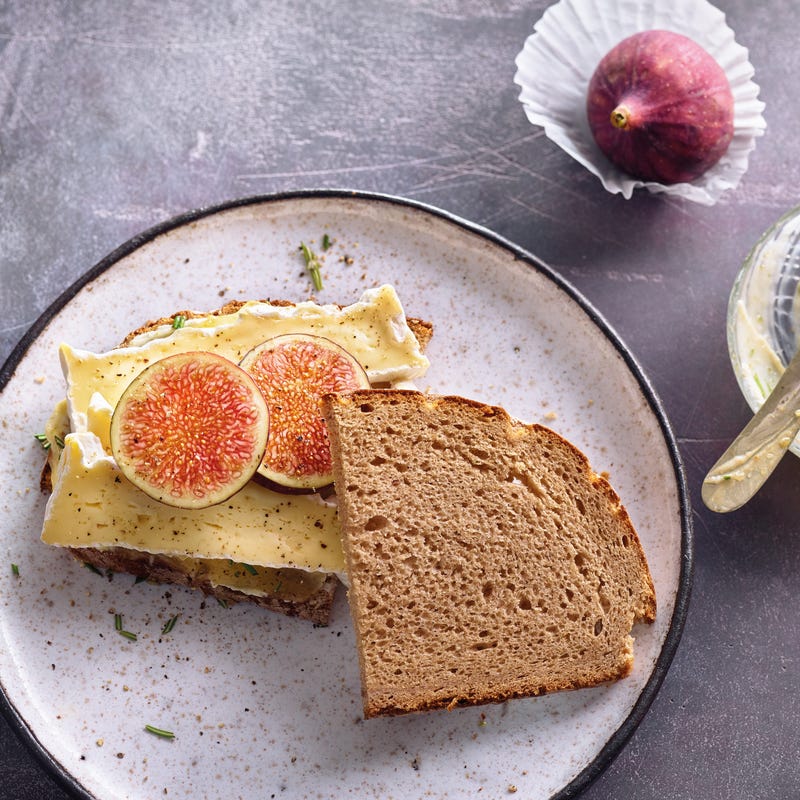 Foto van Roggebrood met camembert en vijgen door WW