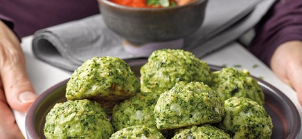 Broccoli-mozzarellaballetjes met tomatendip