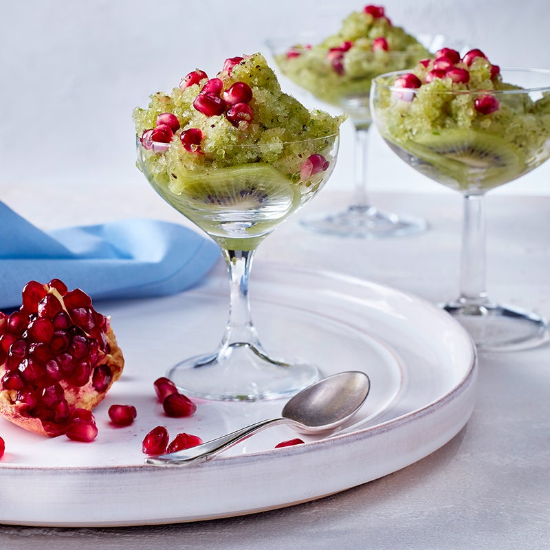 Kiwi-Gurken-Granita mit Granatapfel