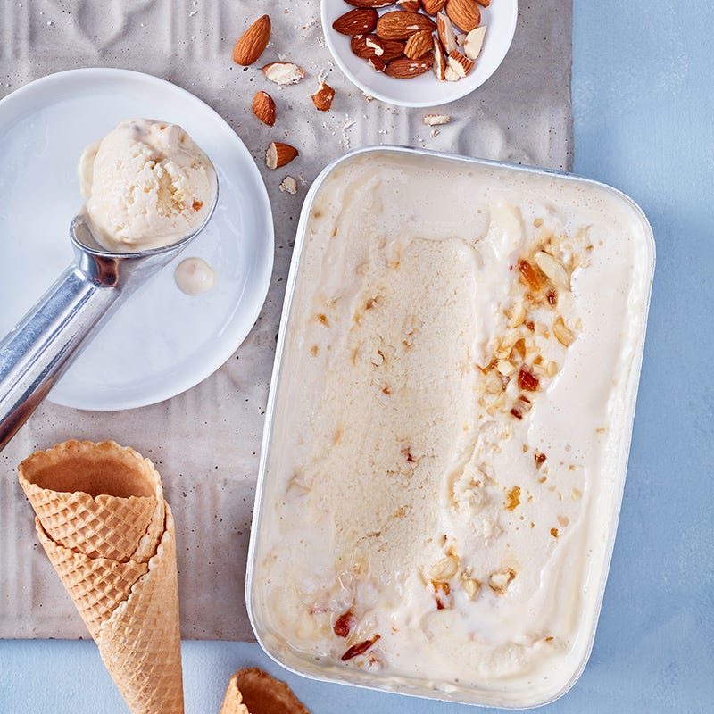 Mandeleis mit Karamell