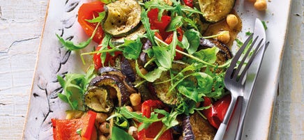 Salade van gegrilde groenten met kikkererwten