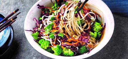 Rijstnoedelsalade met pindadressing