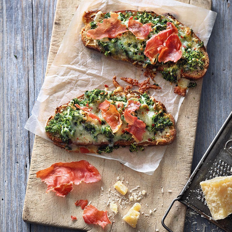 Schinken-Grünkohl-Crostini mit Mozzarella