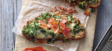 Schinken-Grünkohl-Crostini mit Mozzarella