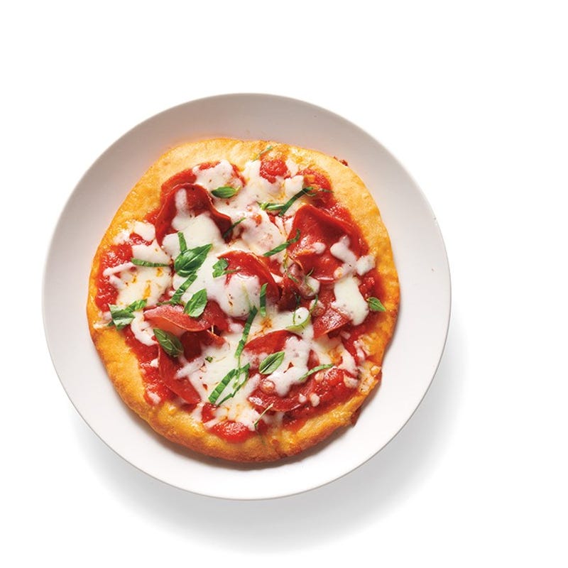 Foto van Pizza met salami en basilicum door WW