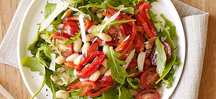 Salade de roquette aux poivrons rouges grillés et aux haricots blancs