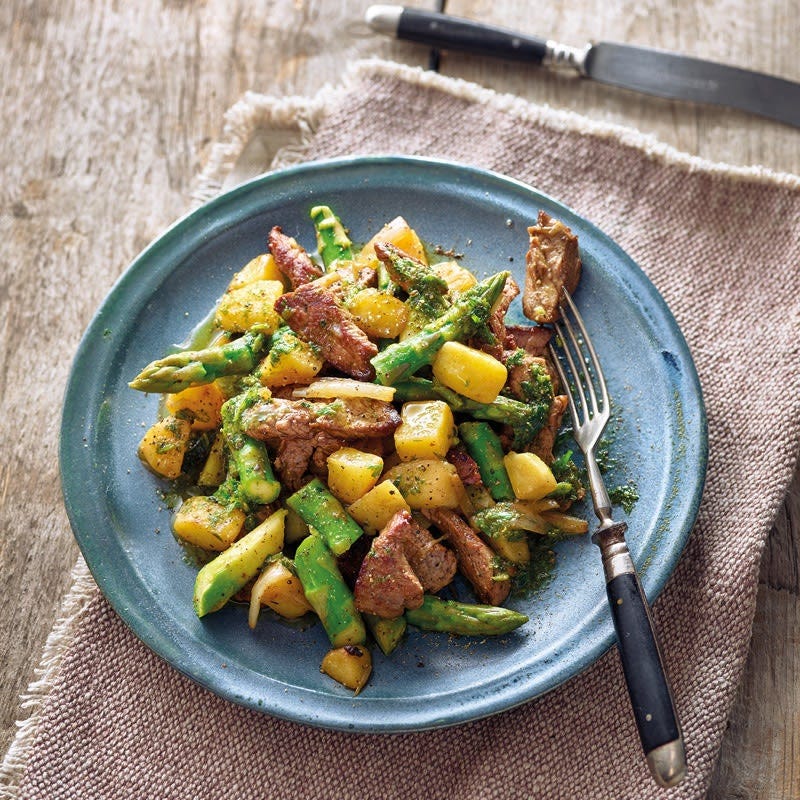 Kartoffel-Estragon-Pfanne mit Spargel und Rind