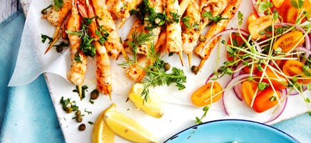 BBQ-scampi's met kruidige aardappelsalade