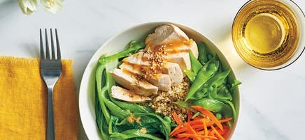 Bol de quinoa au poulet et vinaigrette au gingembre et au sésame