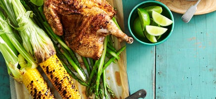 Gerookte kip van de barbecue met gegrilde maïs & yoghurtdressing